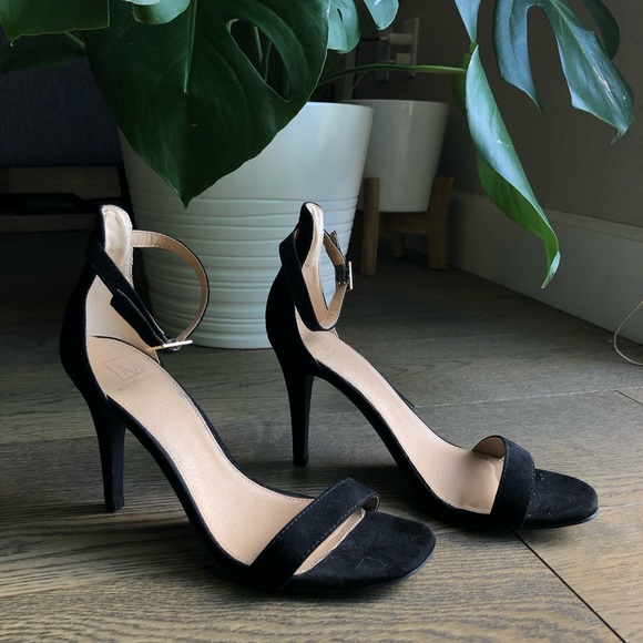 BLACK ANKLE STRAP HEEL - Picture 1 of 3